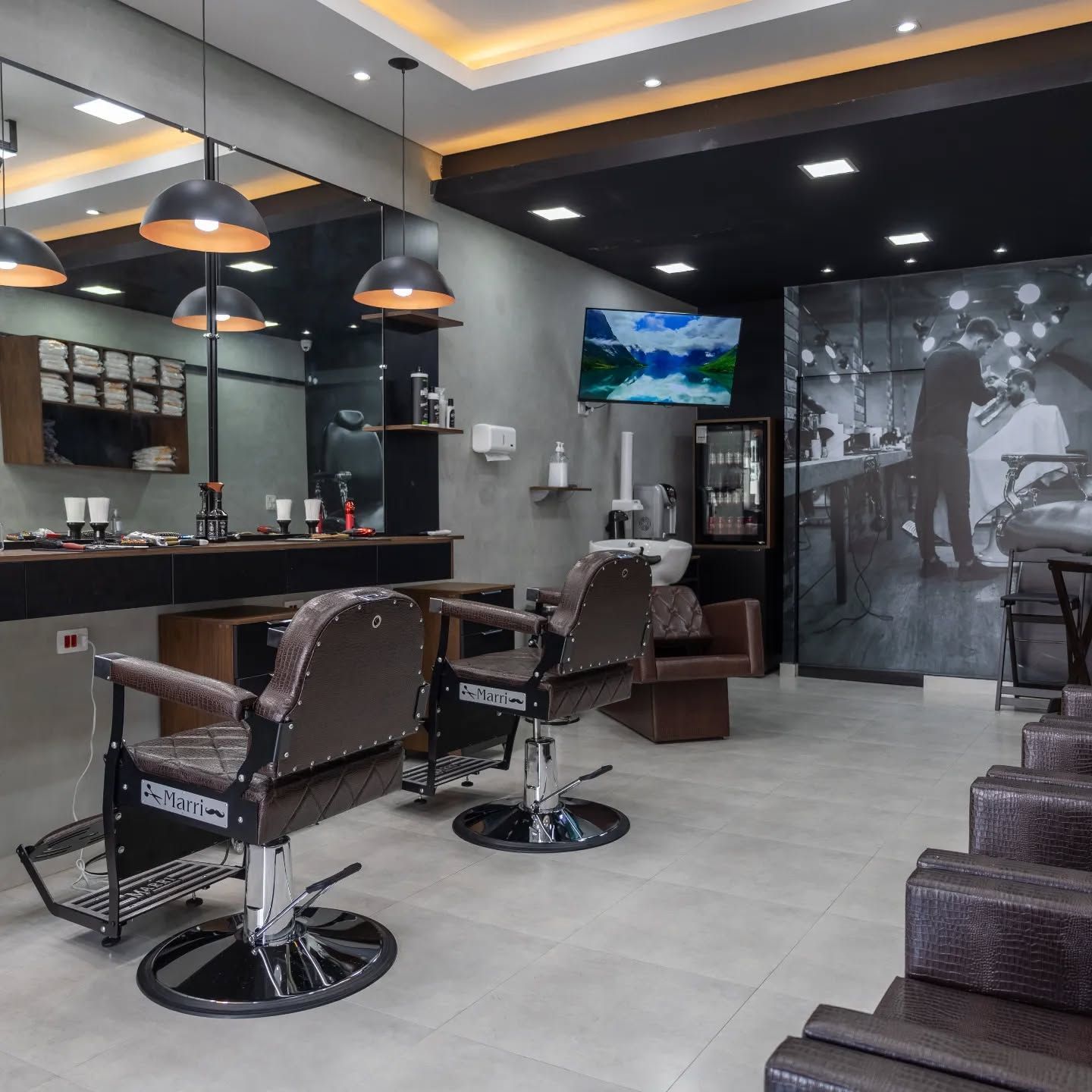 Cadeiras e bancadas da Sem Sinal Barber no Tucuruvi